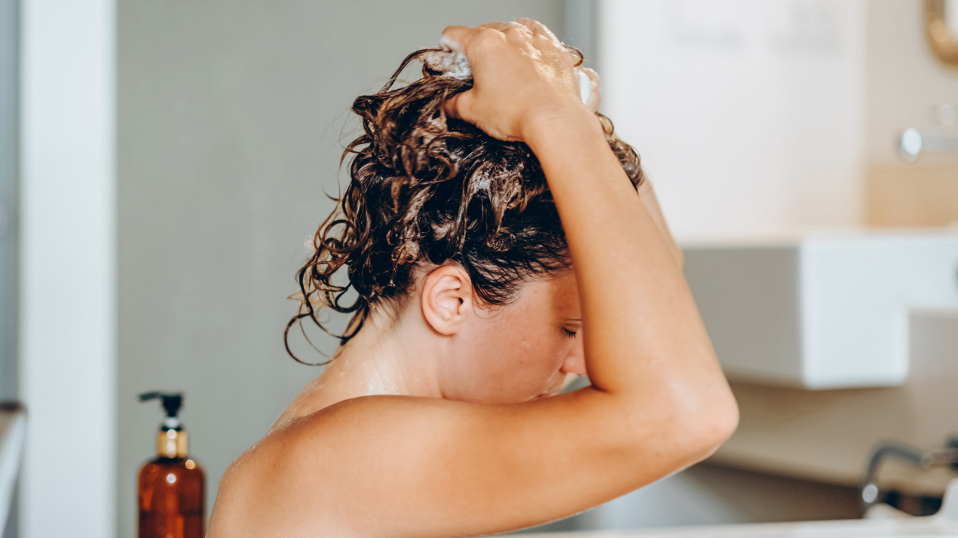 Mujer realizando un masaje capilar